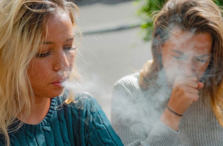 Czy zatrzymanie dymu lub pary sprawia, że jesteś bardziej na haju?
